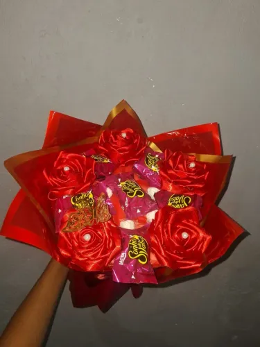 Buquê de 5 rosas vermelhas de cetim