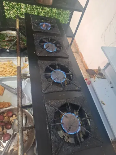 Vendo fogão 4 bocas industrial ótimo estado acompanhado de uma mesa inox somente 1000