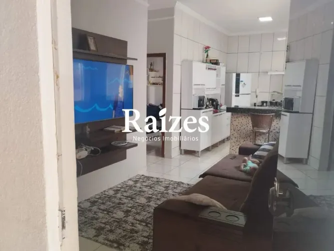 Ótima casa em condomínio fechado no Jardim Holanda