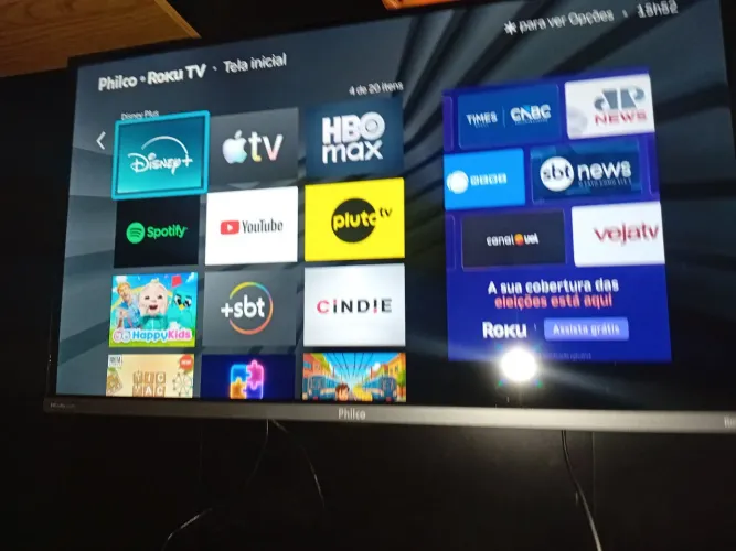 Smart TV semi nova, sem marcas de uso.32