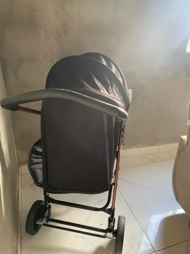 Carro de bebê semi novo !!