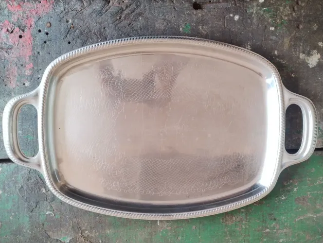 BANDEJA MERIDIONAL 55X33CM EM INOX 18/8 GRAVADA EM GUILHOCHÊ E CARTELA OVAL NO CENTRO