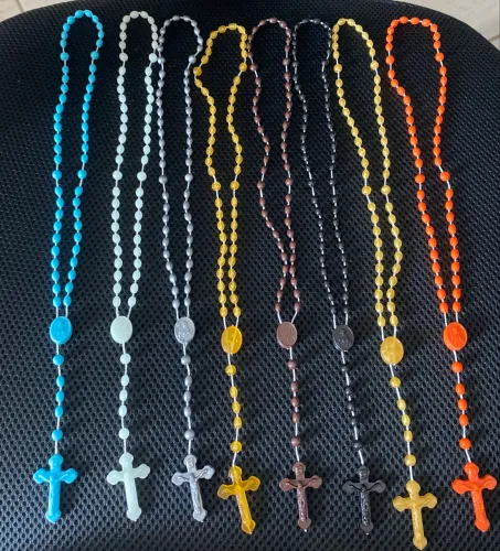 Terço católico colorido plástico