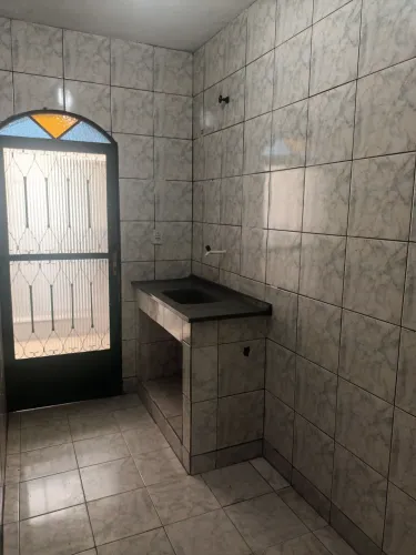 Casa, quarto, sala, cozinha, banheiro, área.Valor R$560. 