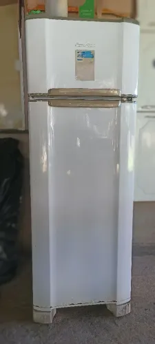 Geladeira Esmaltec bem conservada