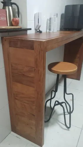 Vendo linda bancada de madeira maçiça interressados tem que retirar de preferência no dia