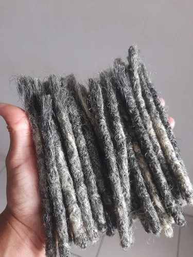 Dreads pequenos modelo na testa disponível 