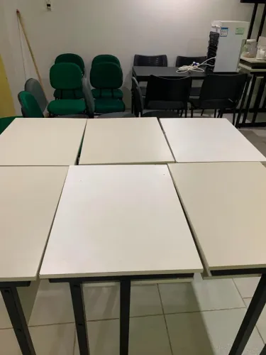 Cadeiras e mesas escolares