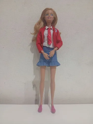 Barbie com roupinha das rebeldes