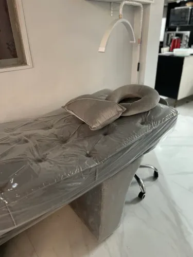 Maca com vibroterapia, luminária meia lua e mocho.