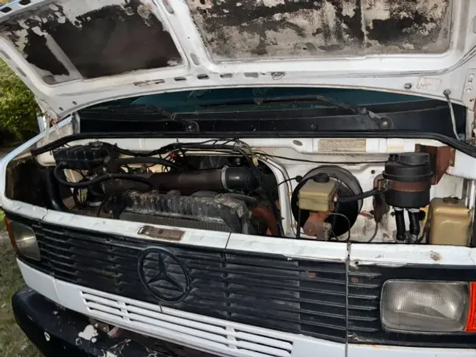 Vendo caminhão 709 baú 1993