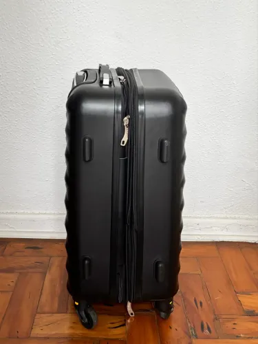 mala de mão preta com rodinhas 