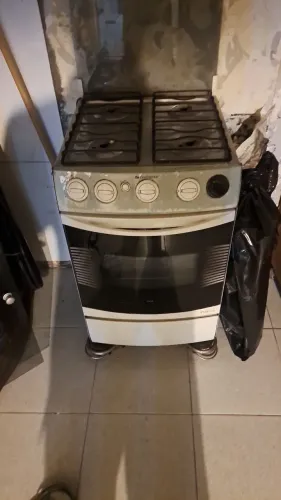 Fogão com todas as bocas e forno funcionando 