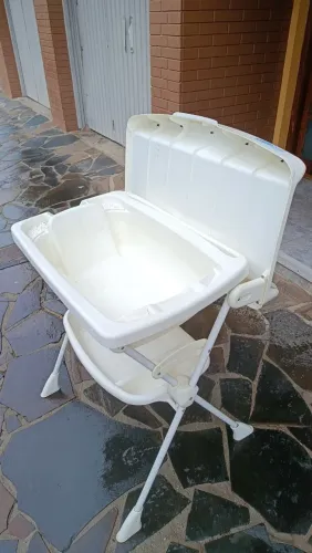 Banheira de Bebê com Suporte, Trocador e Porta-Objetos - Usada