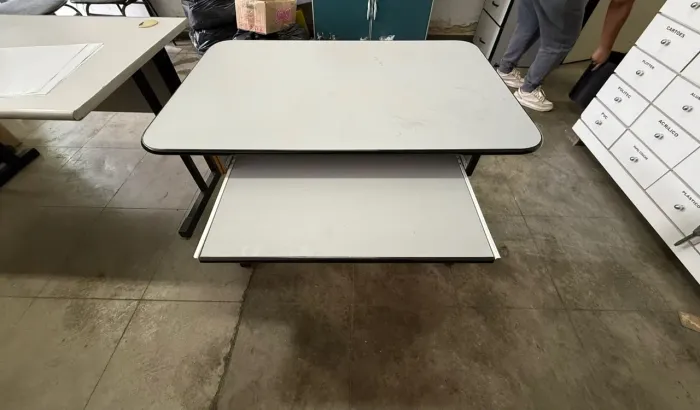 Mesa para Escritório com Suporte Deslizante para Teclado
