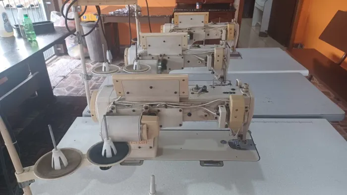 Máquina reta eletrônica