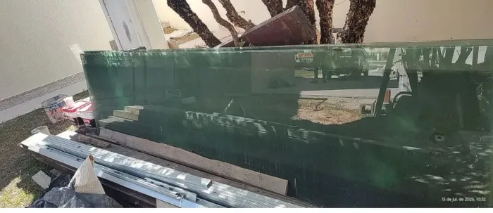 Filé: vidros blindex verde. São 2 vidros de 0,95 m x 3,5 m, e 4 vidros de 0,82 x 3,5m