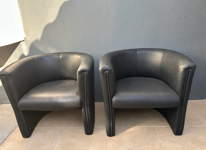 POLTRONAS PRETAS EM COURINO
