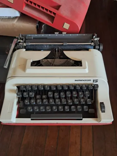 Vendo Máquina de escrever _ relíquia