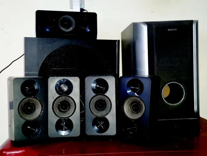 Caixas de som 5.1 Philips, mais um sub Sony, sem nenhum defeito. 