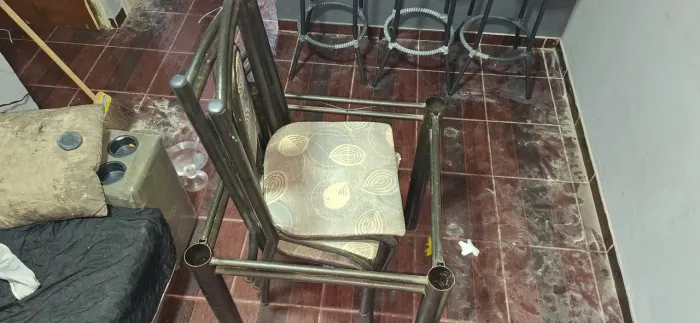 Mesa sem campo mas 4 cadeiras usadas