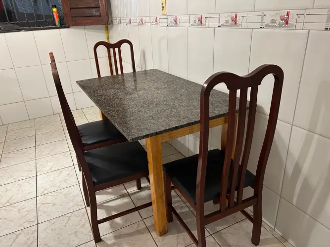 Mesa e quatro cadeiras