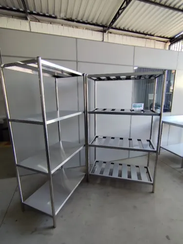 Estante de armazenagem em inox com quatro níveis, módulo 1,10 m