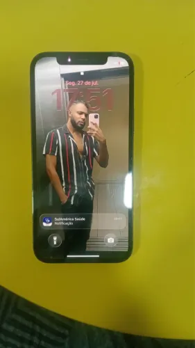 Celular com fundo quebrado 