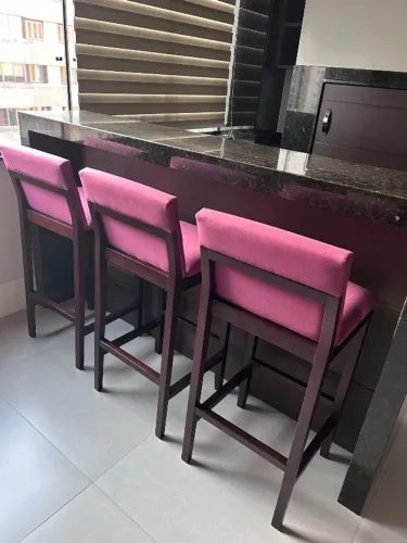 Banqueta em madeira nobre