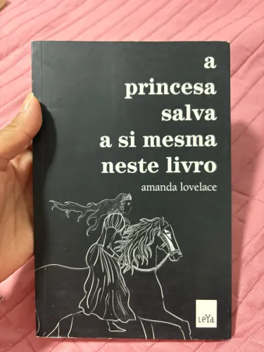 Livro a princesa salva a si mesmo neste livro
