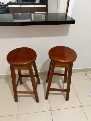 Banquetas em madeira maciça