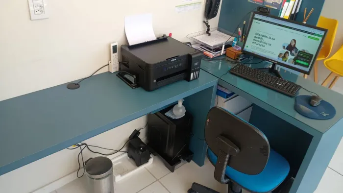 Mesa/ bancada para escritório e/ou recepção e/ou gabinete