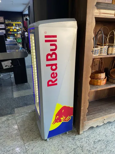 Geladeira redbull