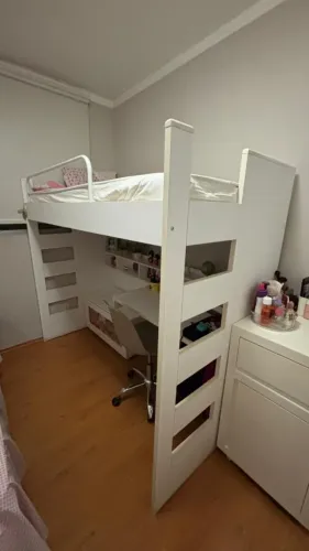 Cama beliche com escrivaninha