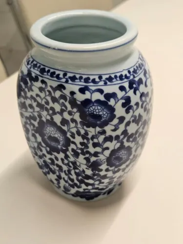 vaso de estampa floral azul