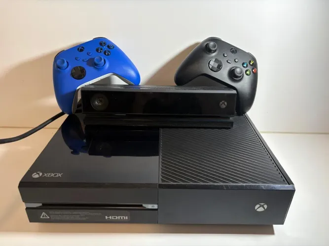Xbox One + 2 controles de Xbox Series S