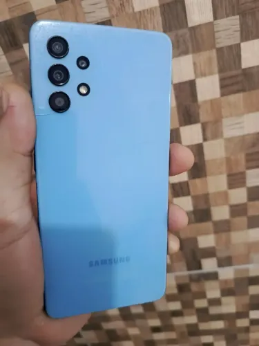 Samsung Galaxy A32 com caixa e cabo USB.