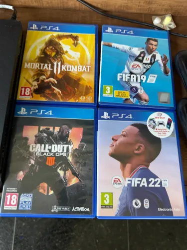 PS4 slim 500 GB com 3 controles 4 jogos