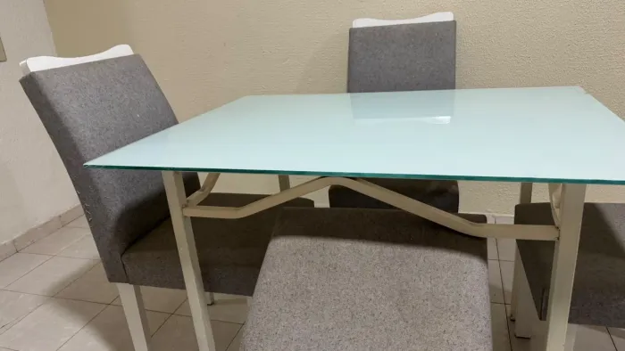 Mesa 4 lugares de vidro com Cadeiras