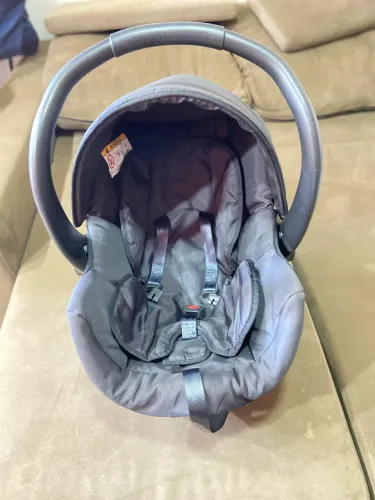 Carrinho de bebê e bebê conforto juntos apenas 400 reais