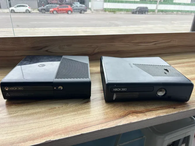 2 Xbox 360 (Slim + Super Slim) para Conserto ou Peças