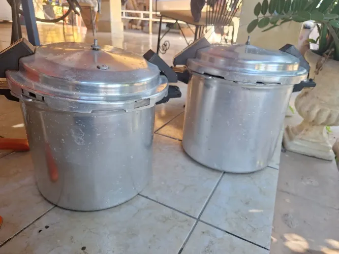 Veso 2 Panelas de Pressão Industria, R$ 350,00 cada PANELA.l