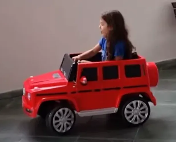 Carro Mercedes-Benz G 500 elétrico infantil