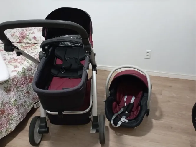 Carrinho de bebê completo com bebê conforto