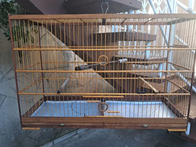 Gaiola voadora de madeira