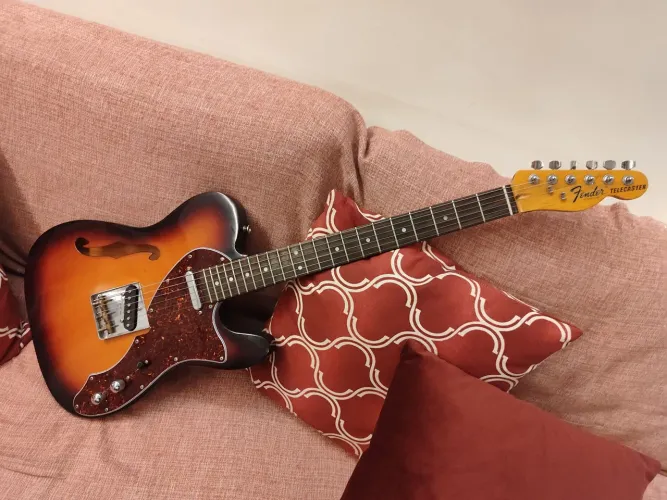 Guitarra Telecaster Thinline logo Fender