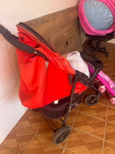 Carrinho de bebê , mala de roupa e andador
