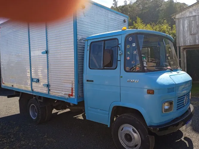 Vendo 608 ano 80 freio auxiliado a ar baú 25m2 doc em dia aceito trocas