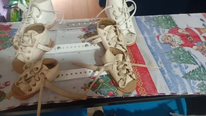 Bota Dennis Brown