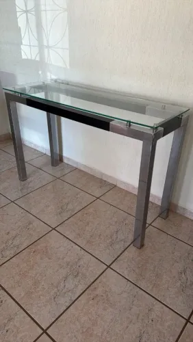 Vendo mesinha com tampo de vidro e estrutura metálica!